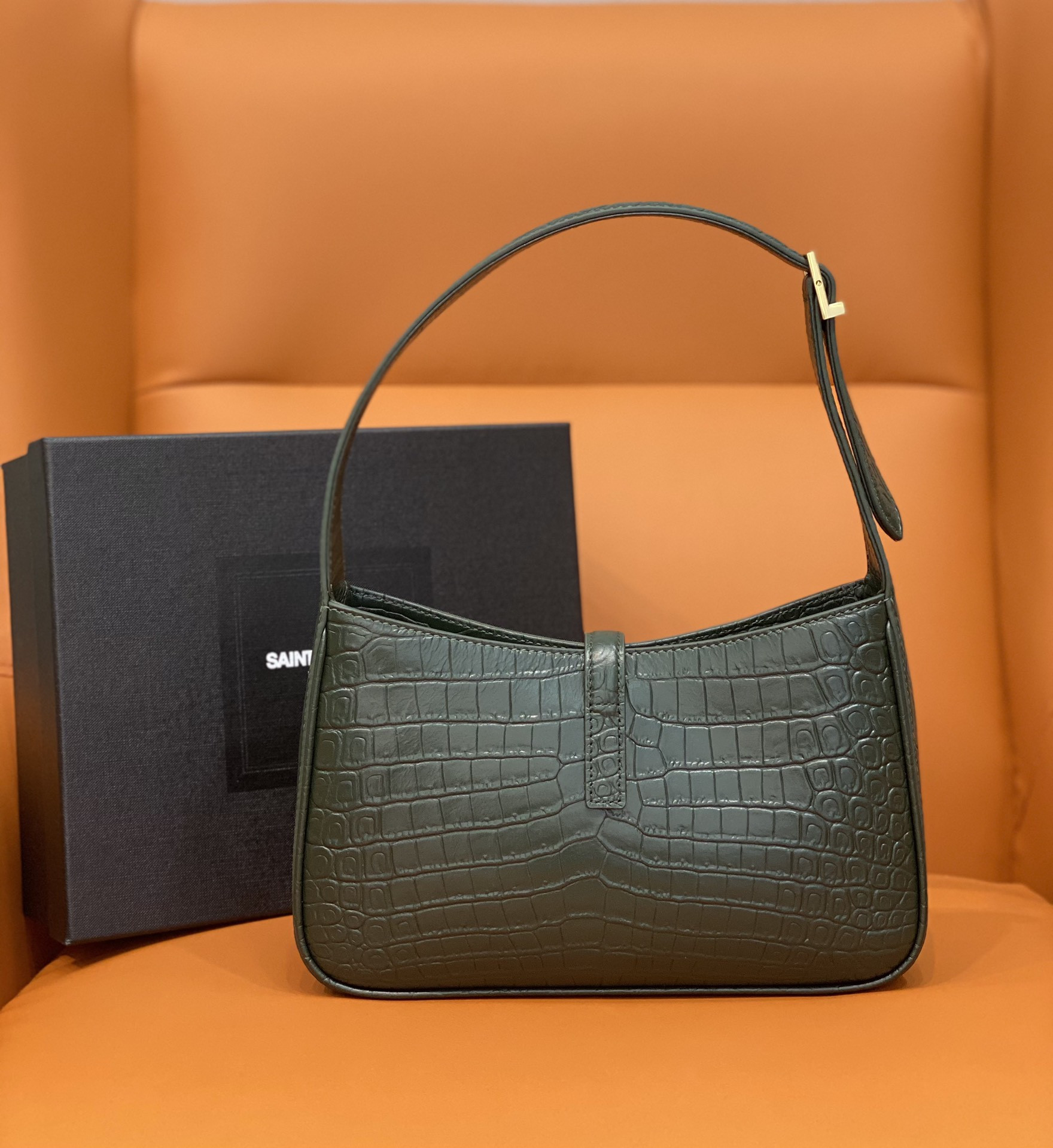 Y51 LE 5 À 7 IN CROCODILE-EMBOSSED SHINY LEATHER  23 X 16 X 6.5 CM
