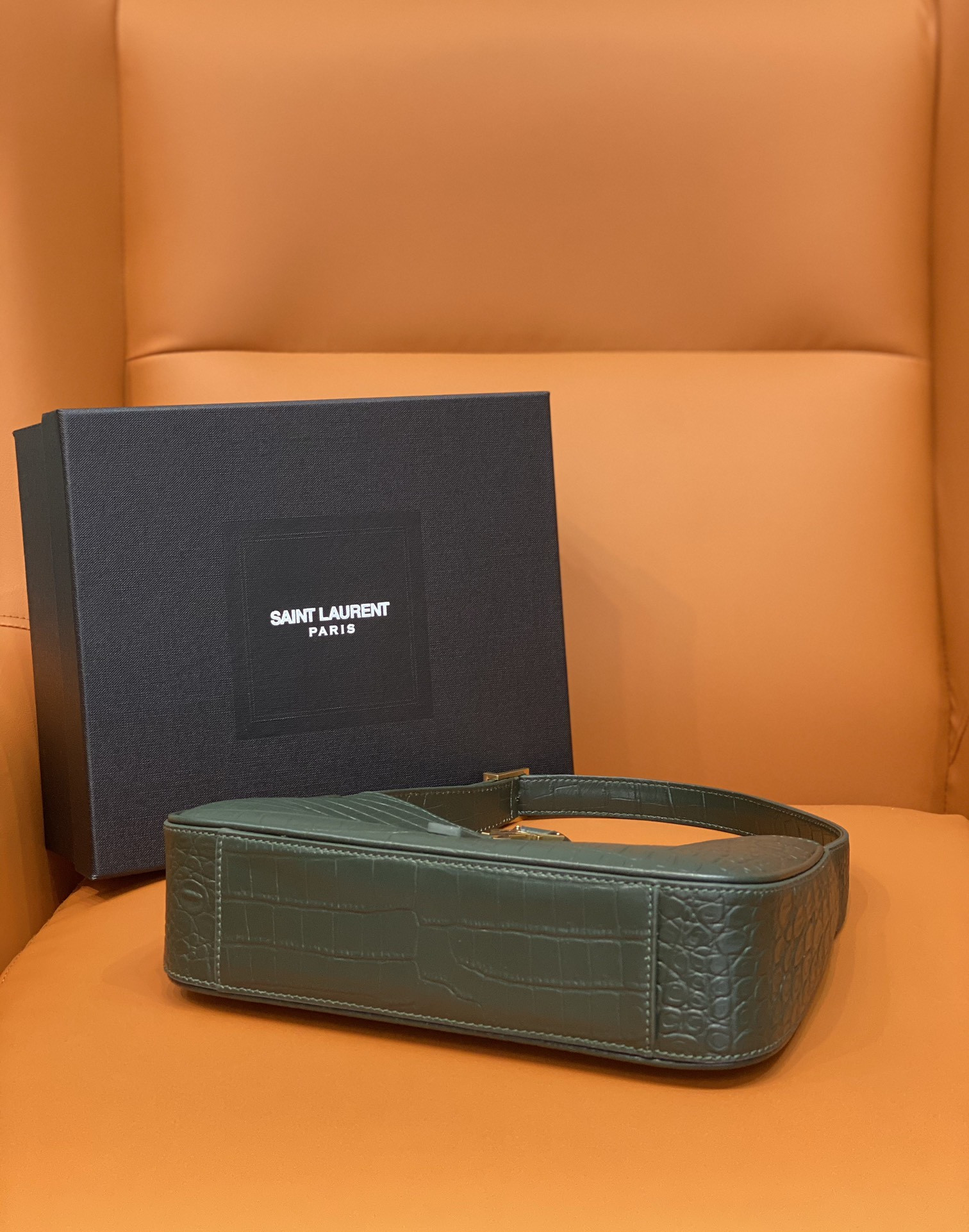 Y51 LE 5 À 7 IN CROCODILE-EMBOSSED SHINY LEATHER  23 X 16 X 6.5 CM