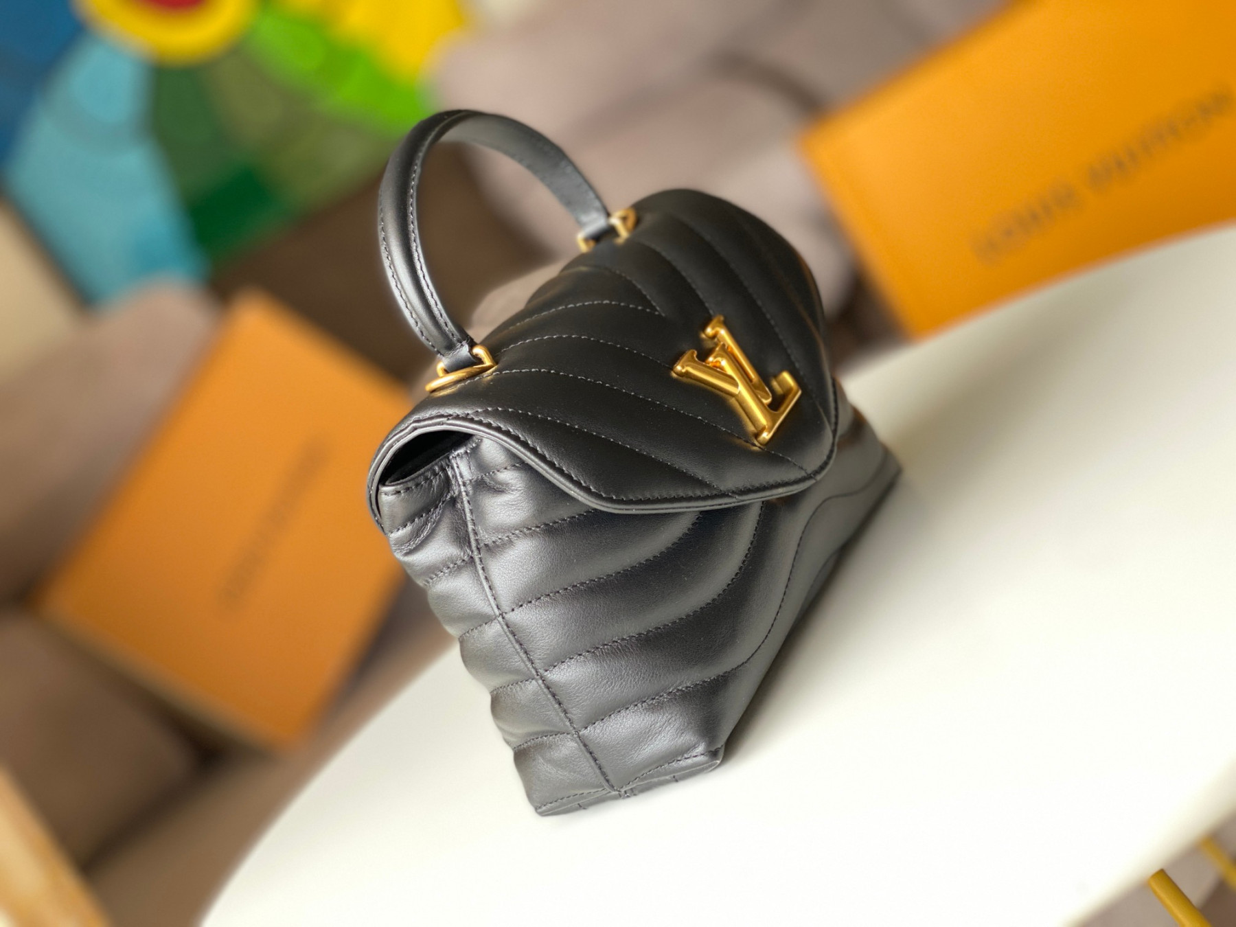LV HOLD ME M21720 23x15x10cm