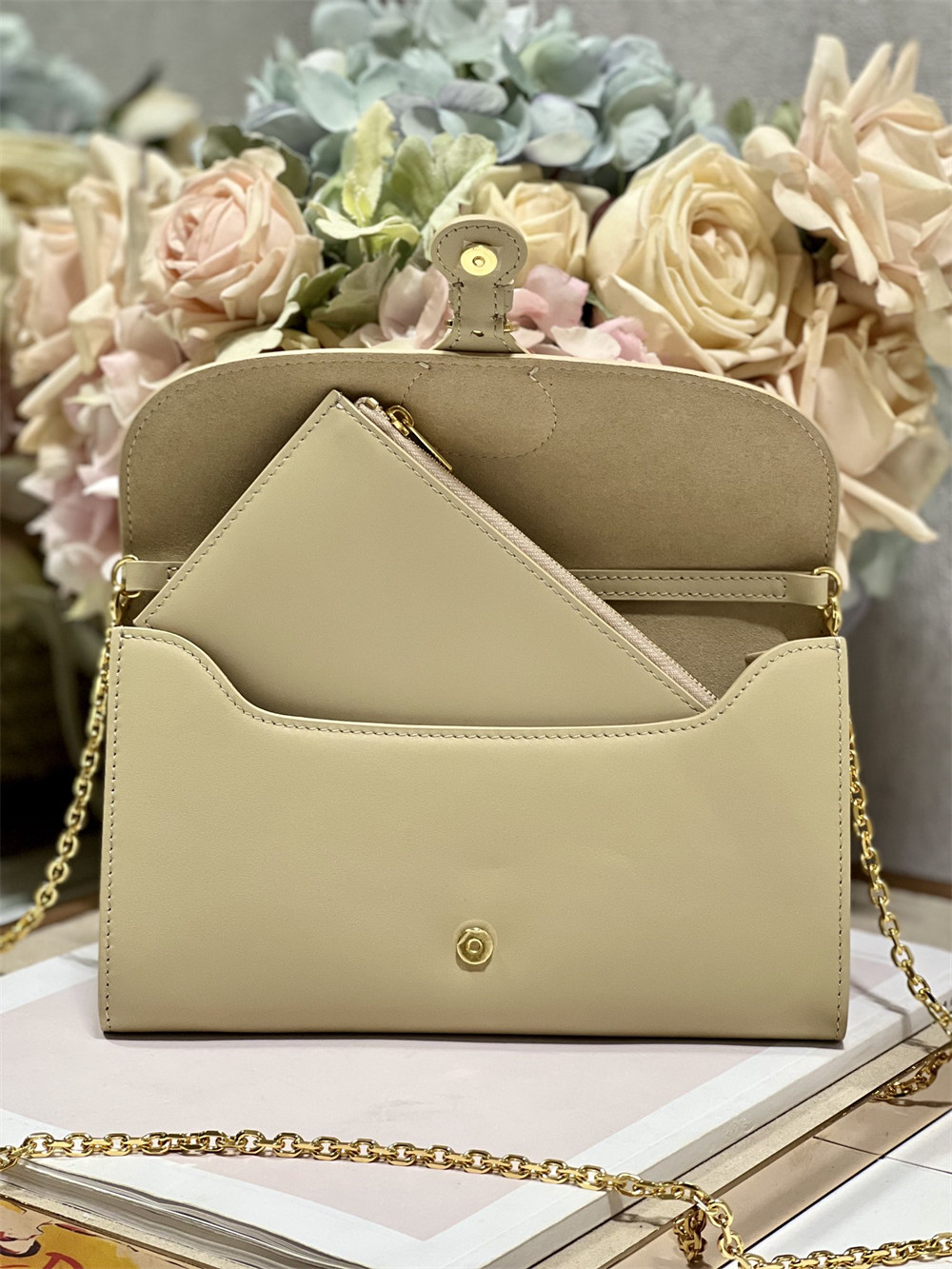 D10r BOBBY EAST-WEST POUCH WITH CHAIN Latte Smooth Calfskin Apricot
