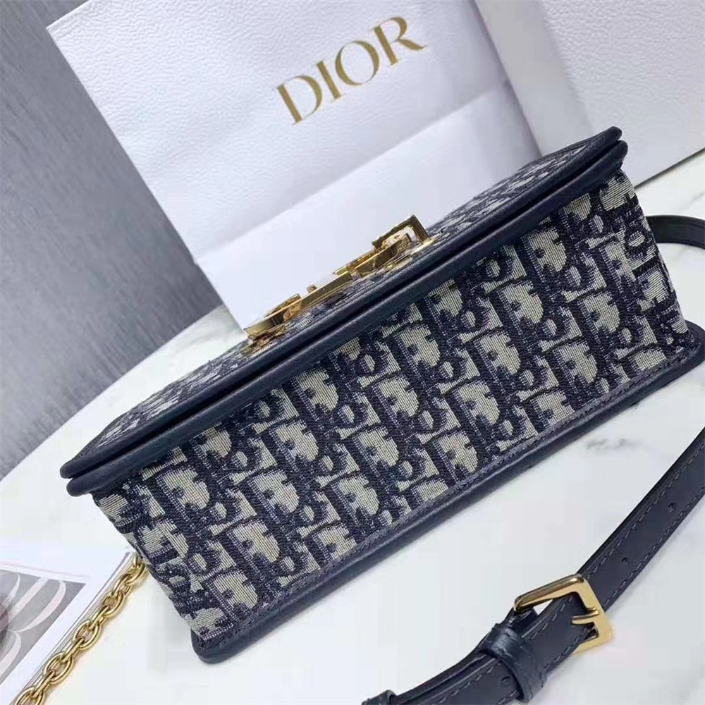 D10r 30 MONTAIGNE CHAIN BAG Oblique 24x18x8 cm