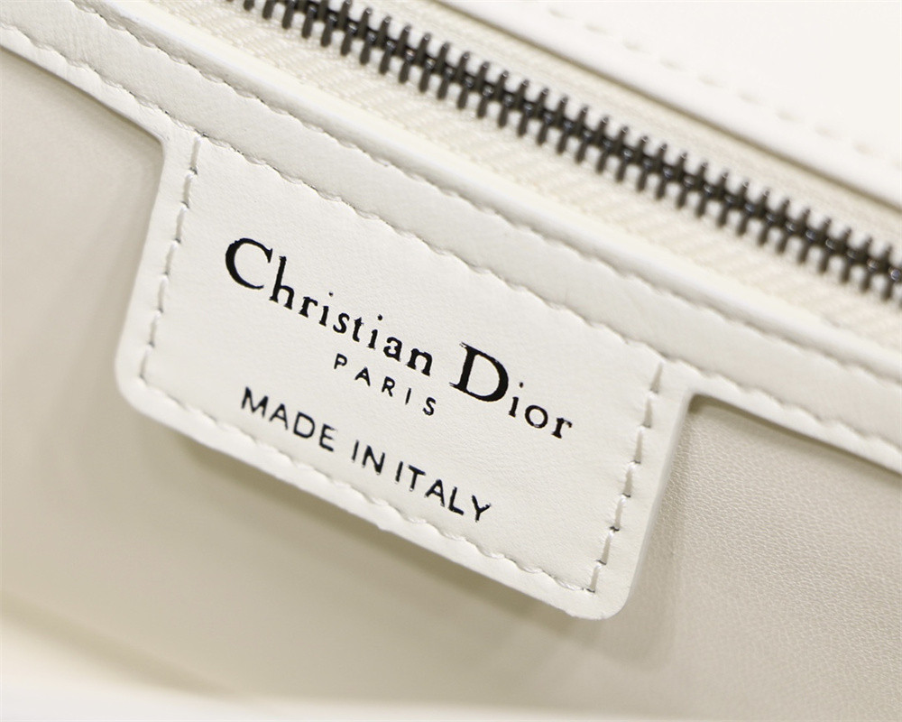 MEDIUM D10r CARO BAG IVORY S*pple Cannage Calfskin 25.5 x 15.5 x 8 cm