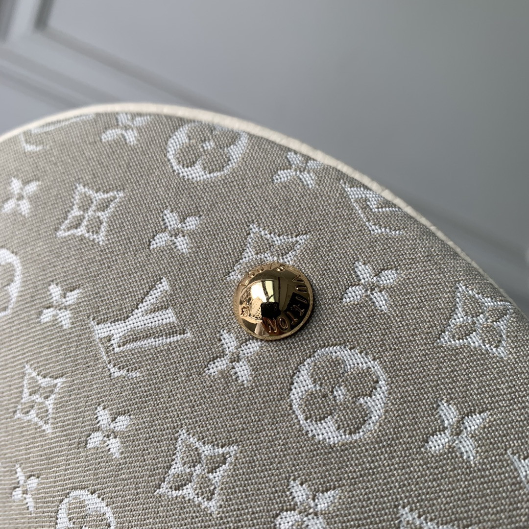 LV PETIT BUCKET white