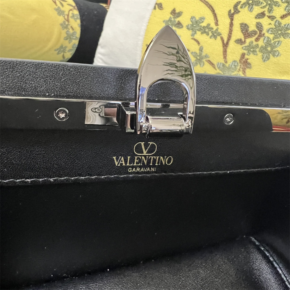 Va1e*ntin0 GARAVANI ROCKSTUD23 SMALL SMOOTH CALFSKIN SHOULDER BAG BLACK