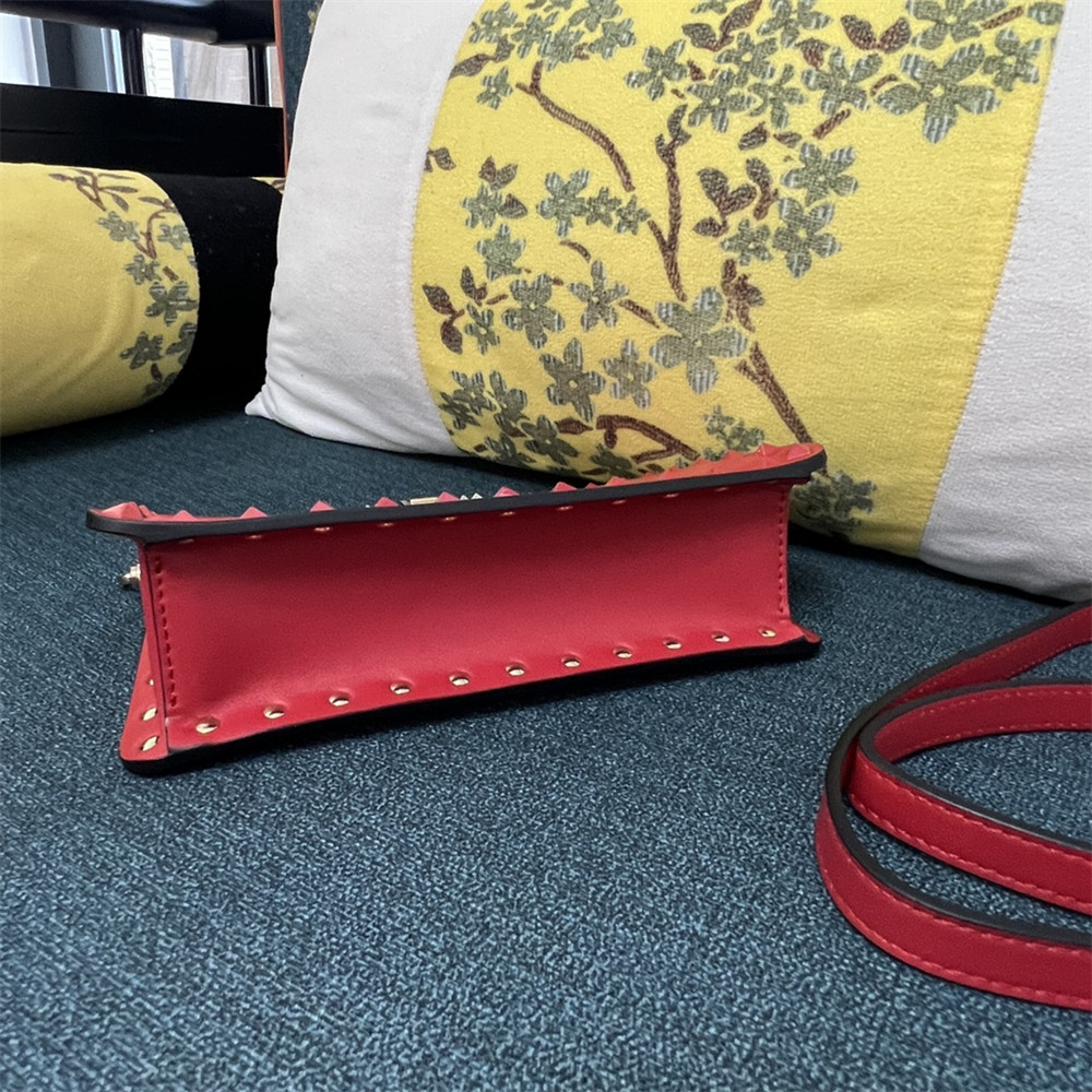 Va1e*ntin0 GARAVANI ROCKSTUD23 SMALL SMOOTH CALFSKIN SHOULDER BAG RED