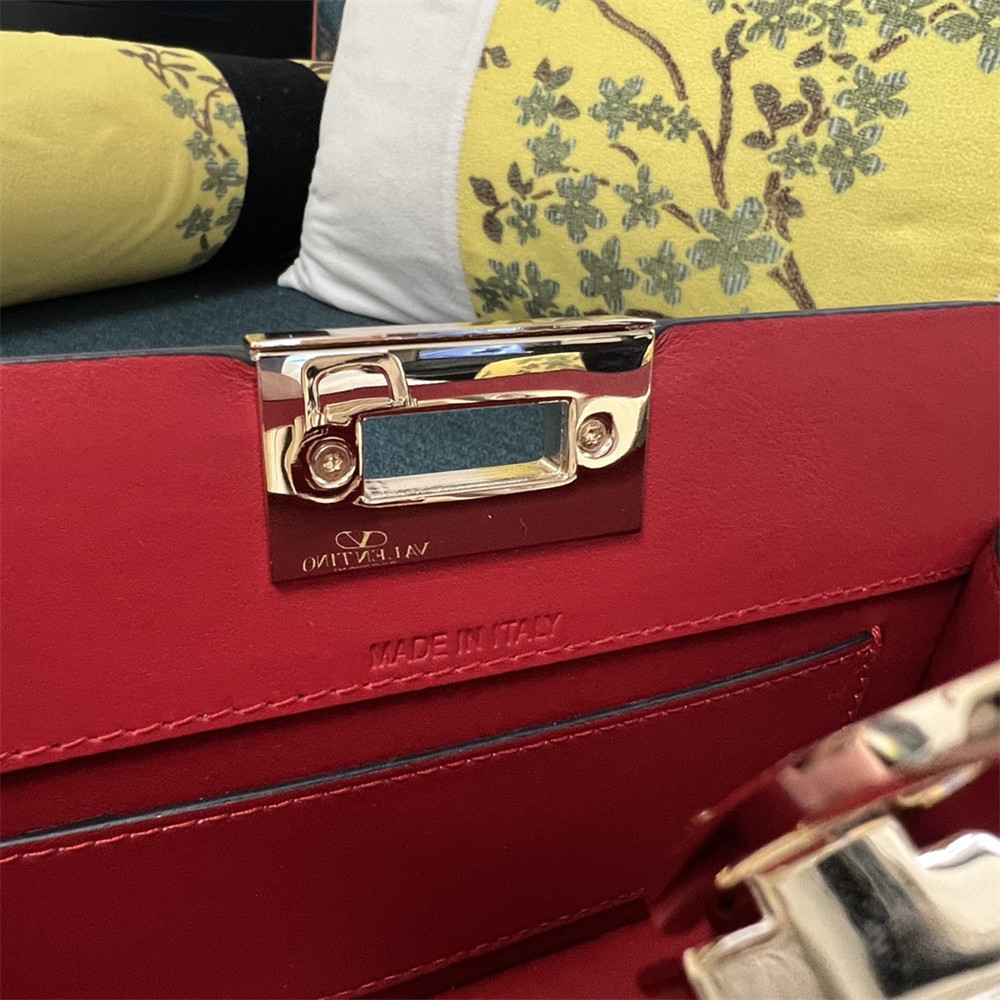 Va1e*ntin0 GARAVANI ROCKSTUD23 SMALL SMOOTH CALFSKIN SHOULDER BAG RED