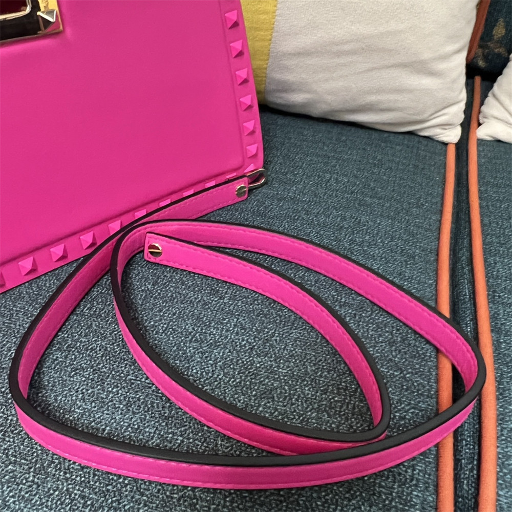 Va1e*ntin0 GARAVANI ROCKSTUD23 smooth calfskin handbag
