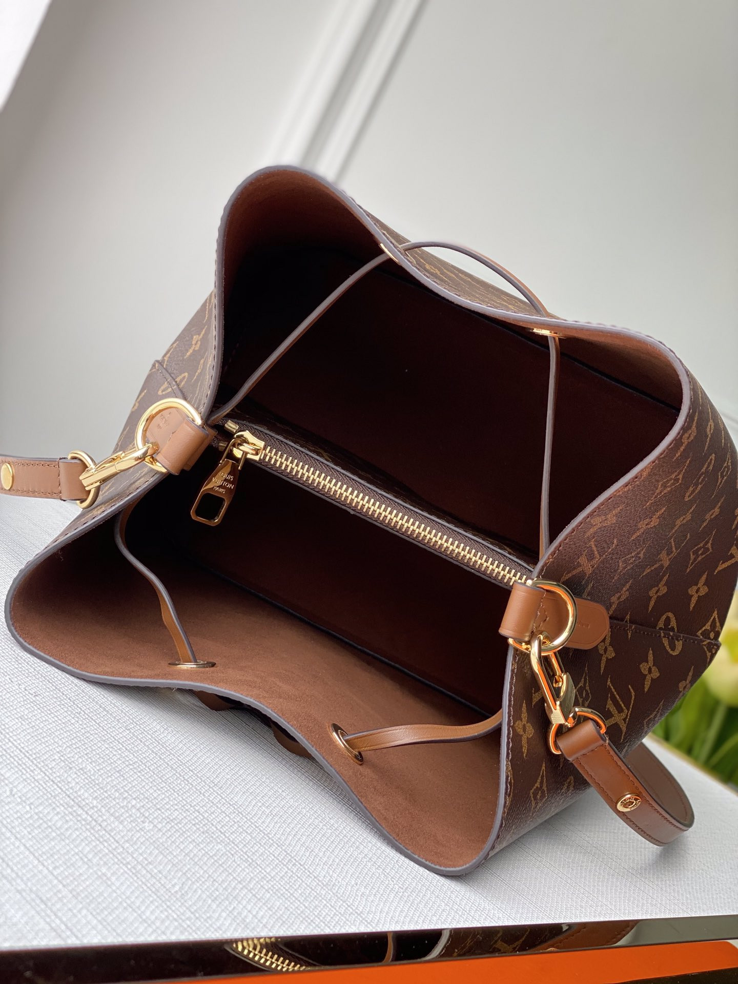 LV NéoNoé MM M44887 10.2 x 10.2 x 6.9 inches