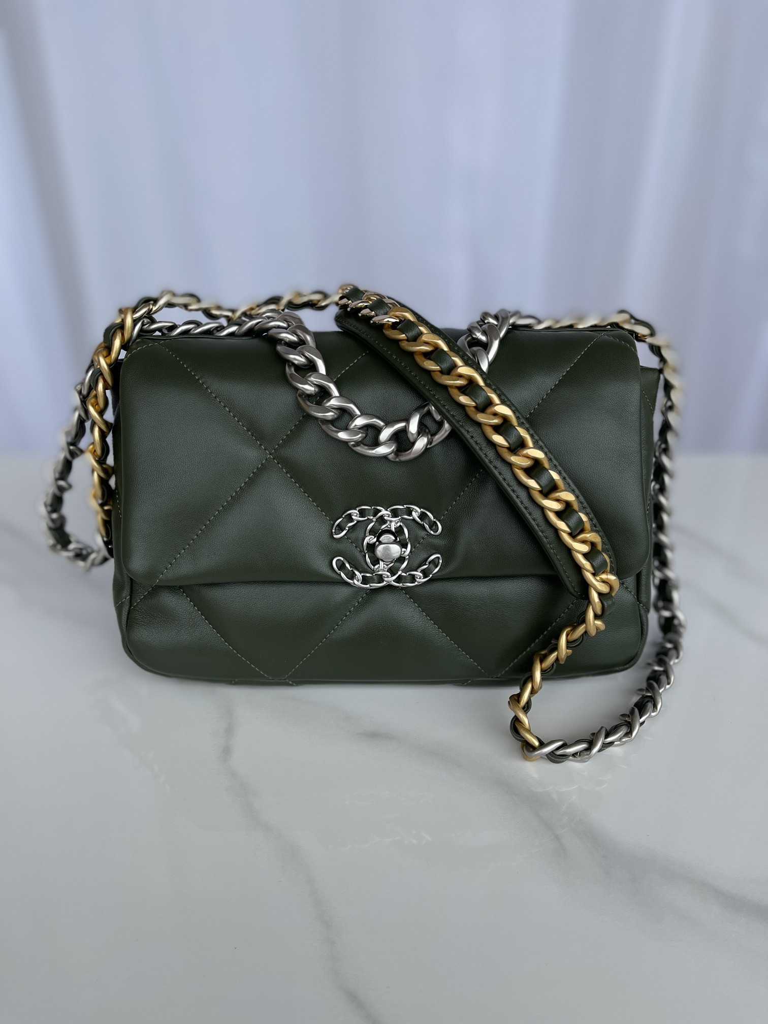 Ch**el 19 HANDBAG Shiny Leather, Gold-Tone, Silver-Tone & Ruthenium-Finish Metal Dark Green 6.2 × 10.1 × 3.5 in