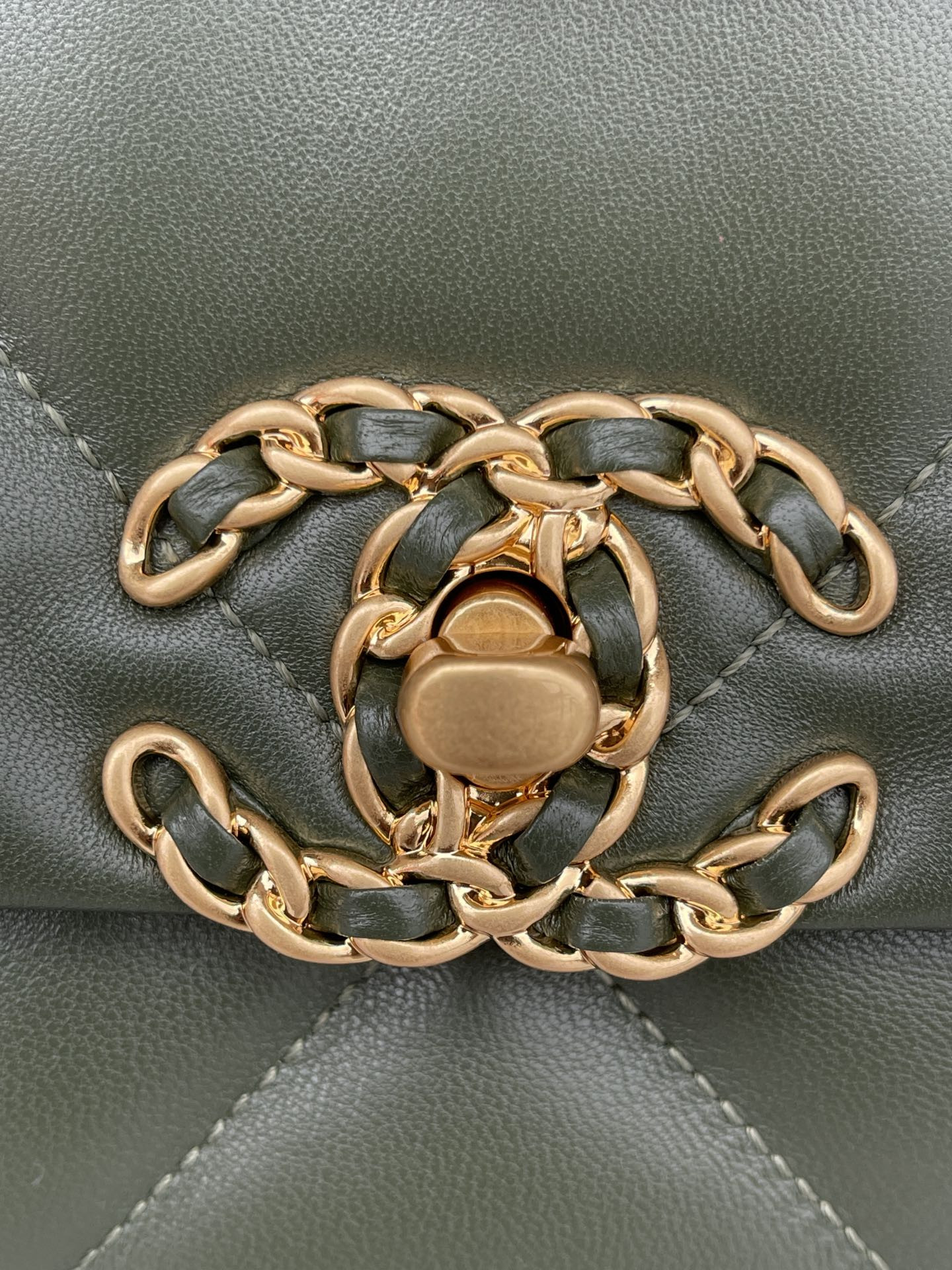 Ch**el 19 LARGE HANDBAG Shiny Leather, Gold-Tone, Silver-Tone & Ruthenium-Finish Metal Dark Green 7.8 × 11.7 × 3.9 in