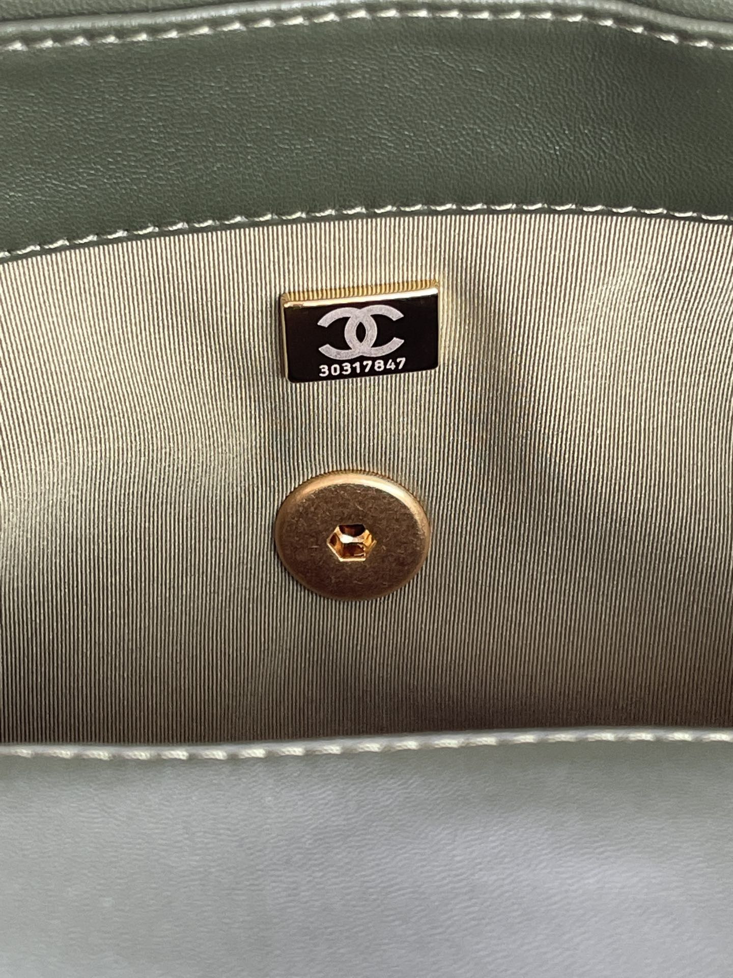 Ch**el 19 LARGE HANDBAG Shiny Leather, Gold-Tone, Silver-Tone & Ruthenium-Finish Metal Dark Green 7.8 × 11.7 × 3.9 in