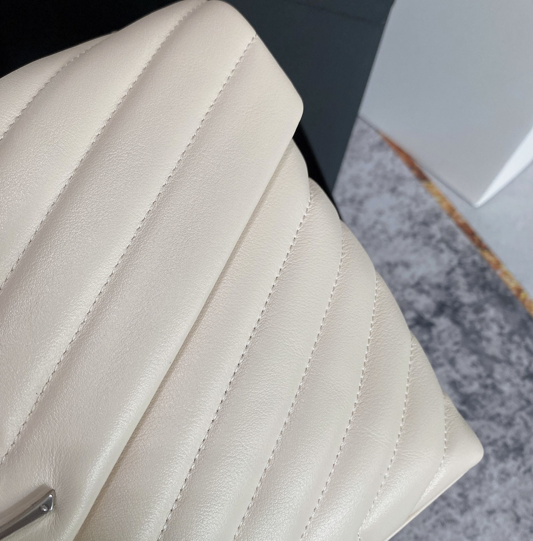 Y51 LOULOU MEDIUM IN QUILTED LEATHER BLANC VINTAGE SILVER 12.5 X 8.6 X 3.5 INCHES