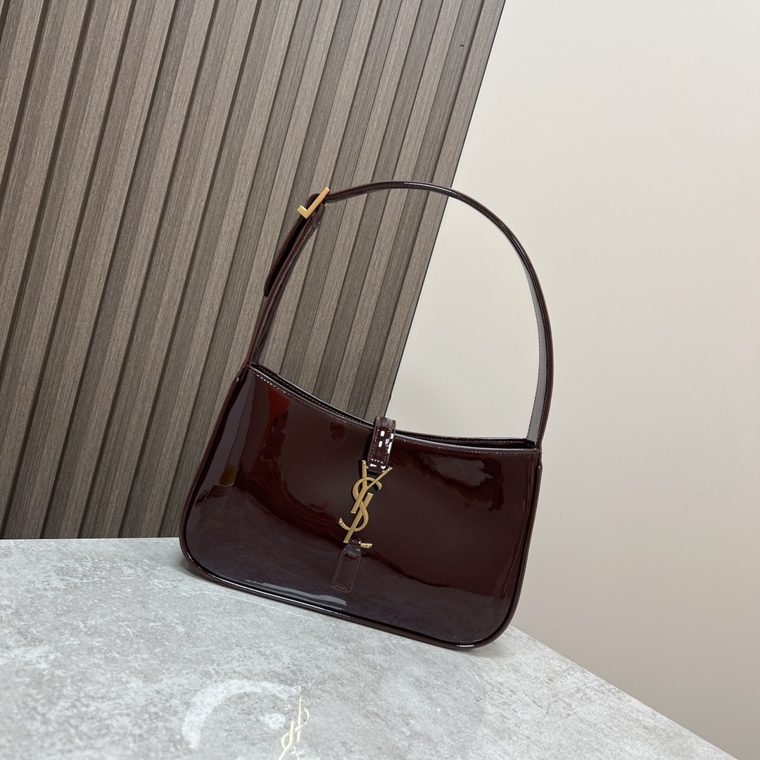 Y51 LE 5 À 7 IN PATENT LEATHER RED 9 X 6.3 X 2.5 INCHES