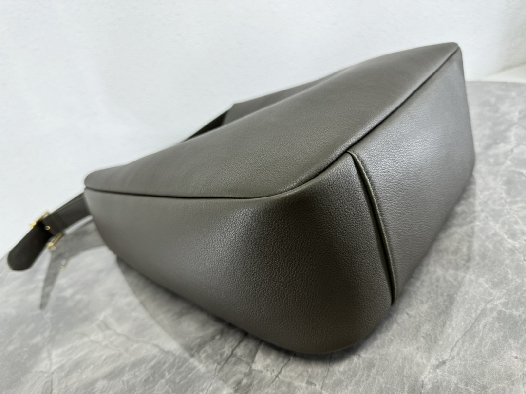 Y51 LE 5 À 7 S*pPLE LARGE IN SMOOTH LEATHER LIGHT MUSK 11.8" X 11" X 4.3"