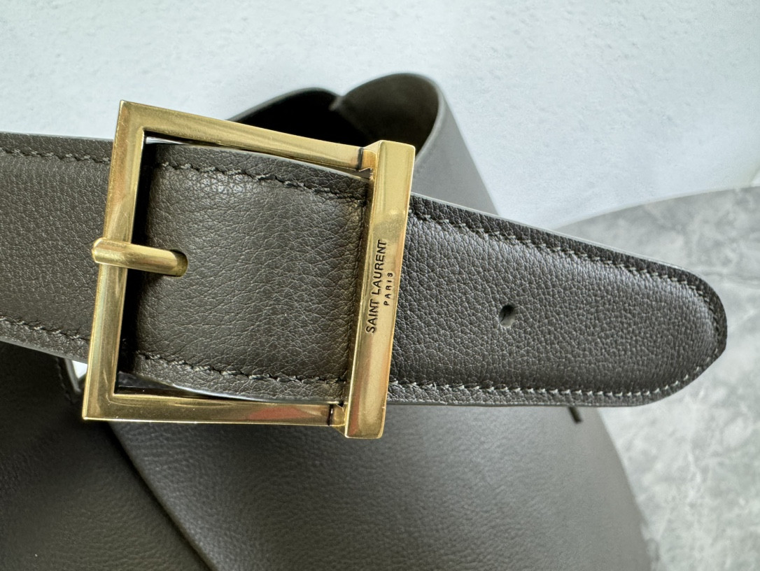Y51 LE 5 À 7 S*pPLE LARGE IN SMOOTH LEATHER LIGHT MUSK 11.8" X 11" X 4.3"