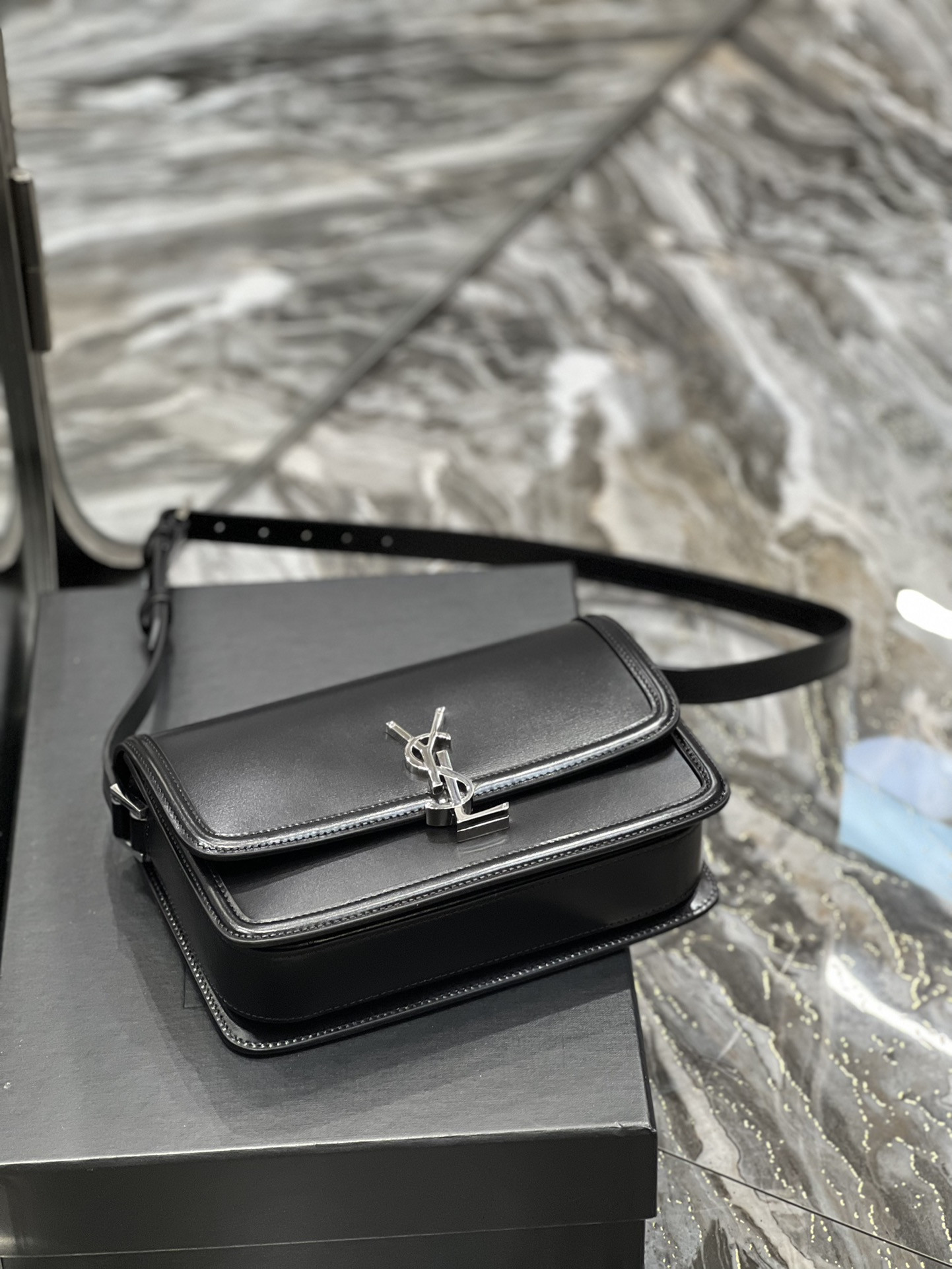 Y51 SOLFERINO MEDIUM IN GLAZED LEATHER BLACK 9.1 X 6.3 X 2.4 INCHES