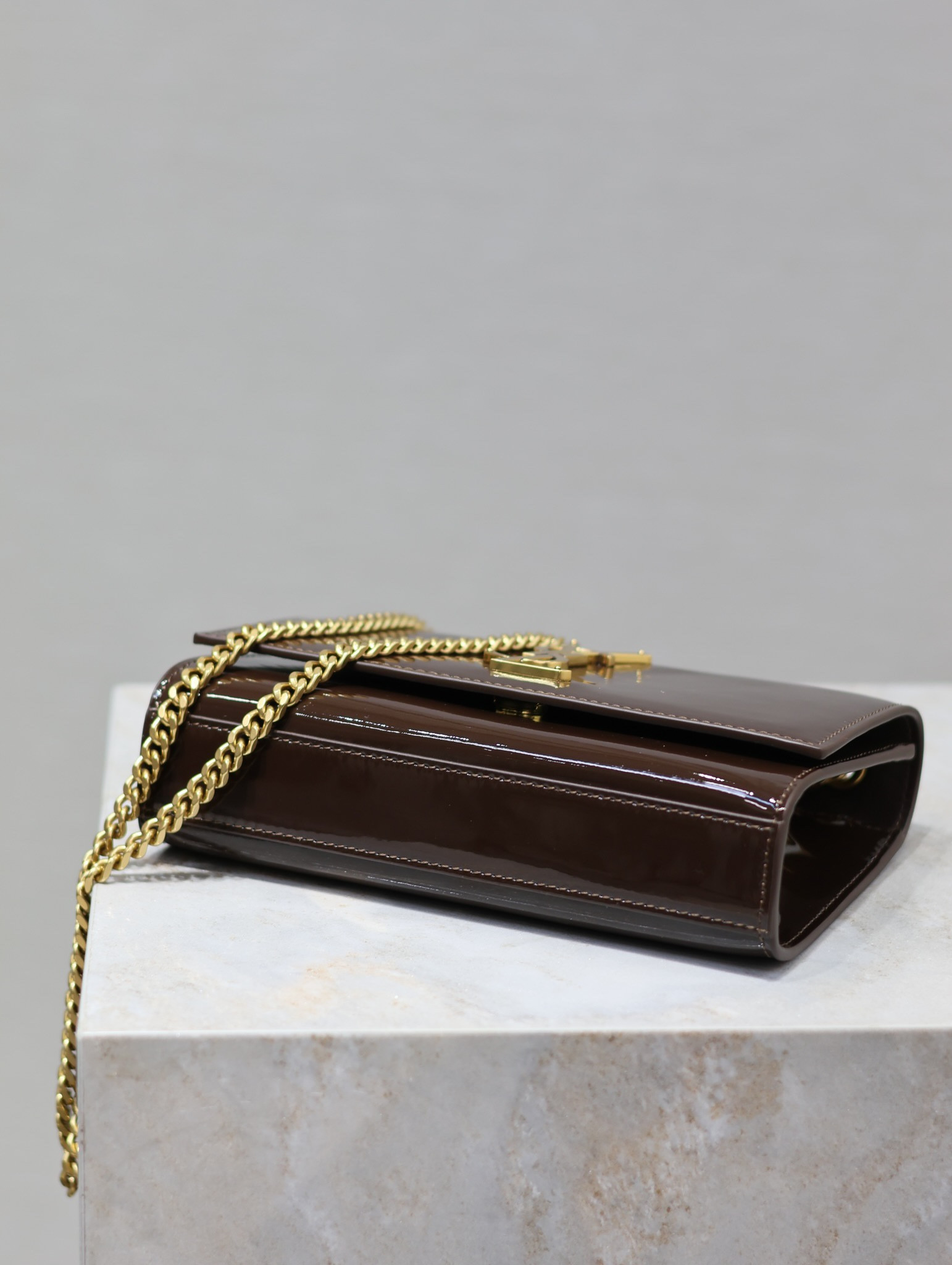 Y51 KATE SMALL IN SHINY LEATHER COFFEE 7.8 X 4.9 X 1.9 INCHES
