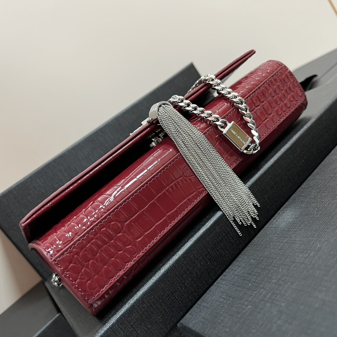 Y51 KATE MEDIUM TASSEL IN CROCODILE-EMBOSSED LEATHER RED 9.4 X 5.7 X 2.1 INCHES