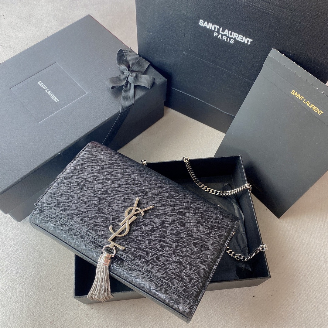 Y51 KATE MEDIUM IN GRAIN DE POUDRE EMBOSSED LEATHER BLACK SILVER 9.4 X 5.7 X 2.1 INCHES