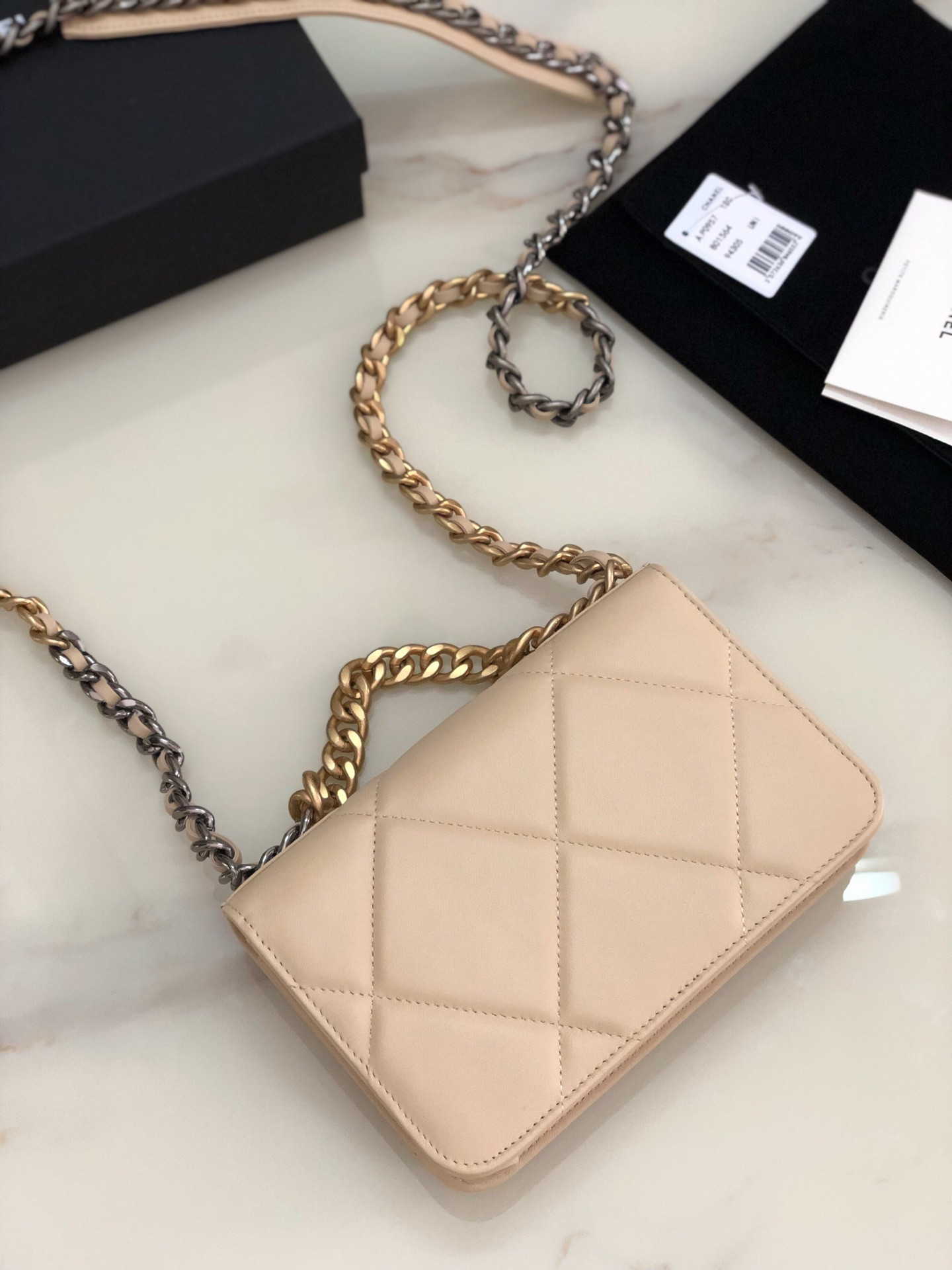 Ch**el CLASSIC WALLET ON CHAIN 4.8 × 7.5 × 1.4 in