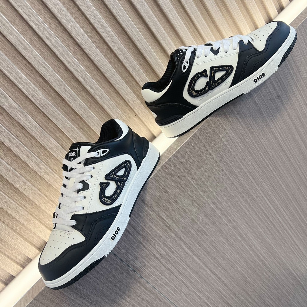 UA D10r B57 Low-Top Sneaker Black and White