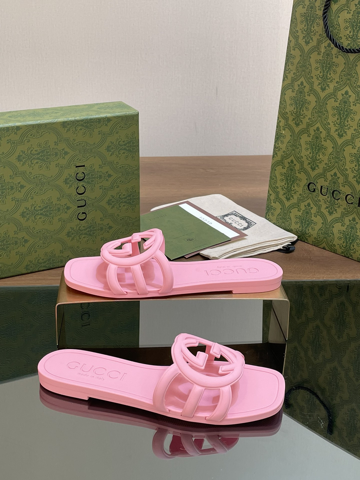UA Gvc*1 INTERLOCKING G SLIDE SANDAL Pink