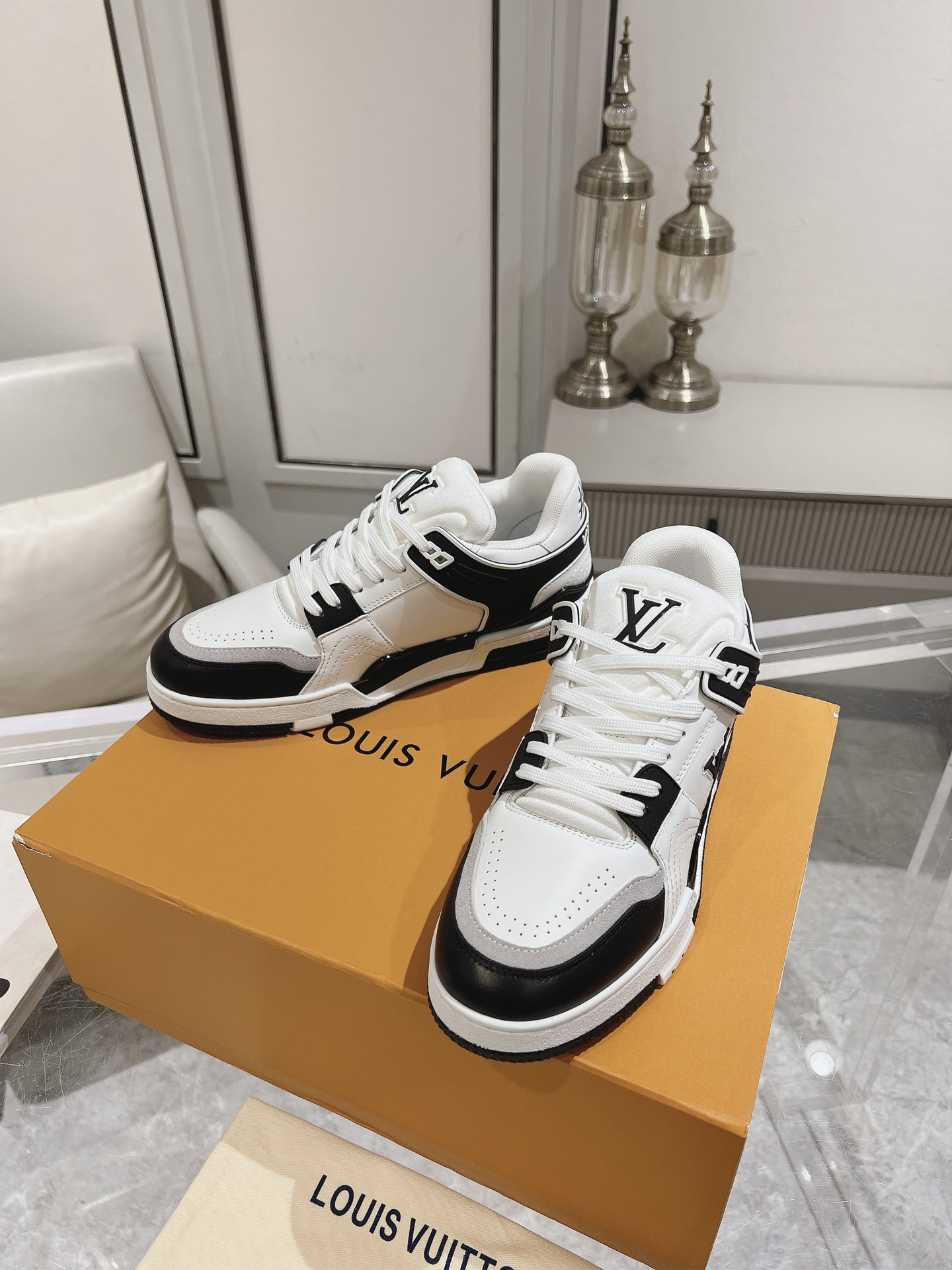 UA LV Trainer Sneaker