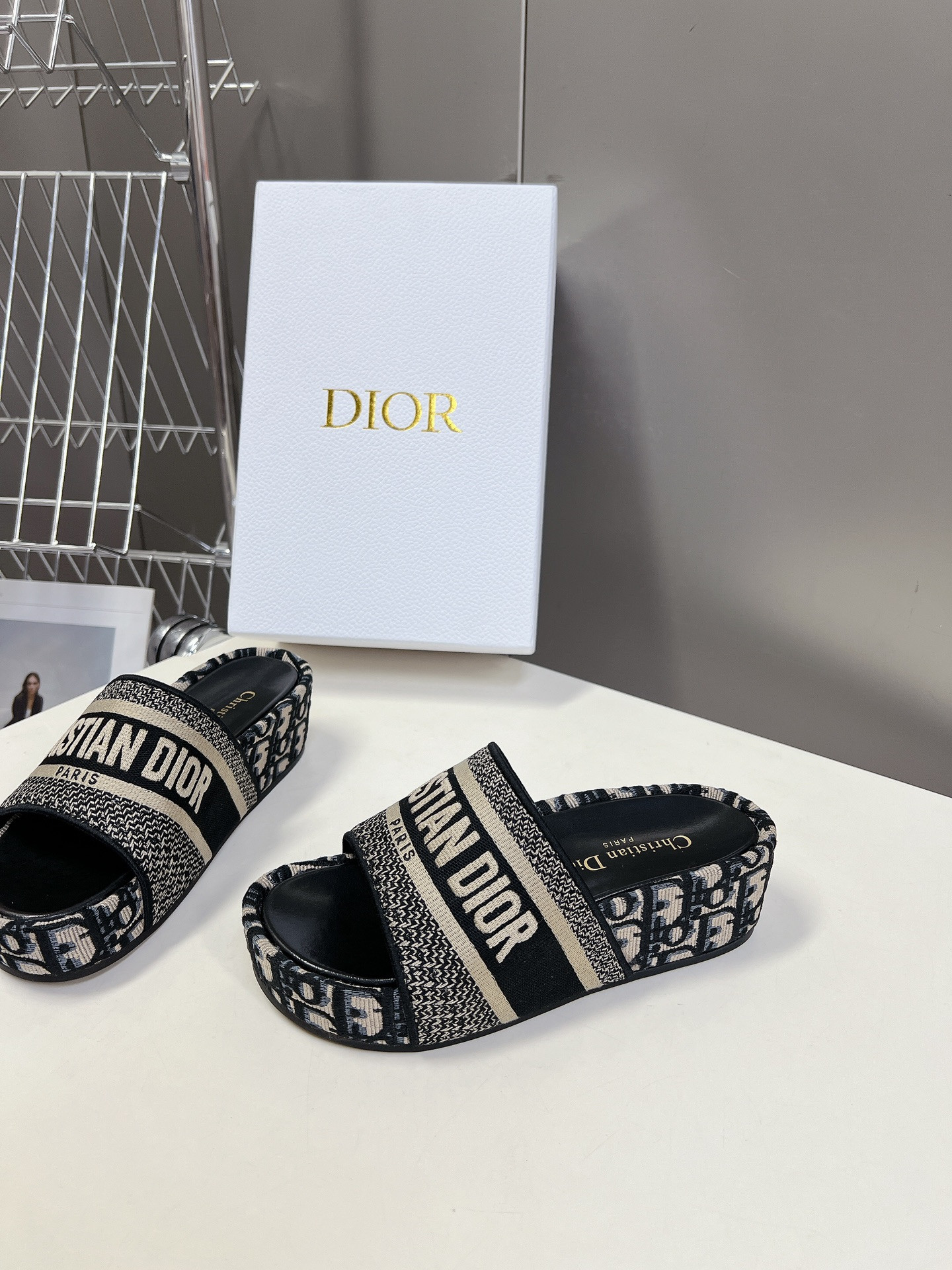 UA D10r Platform Sandals
