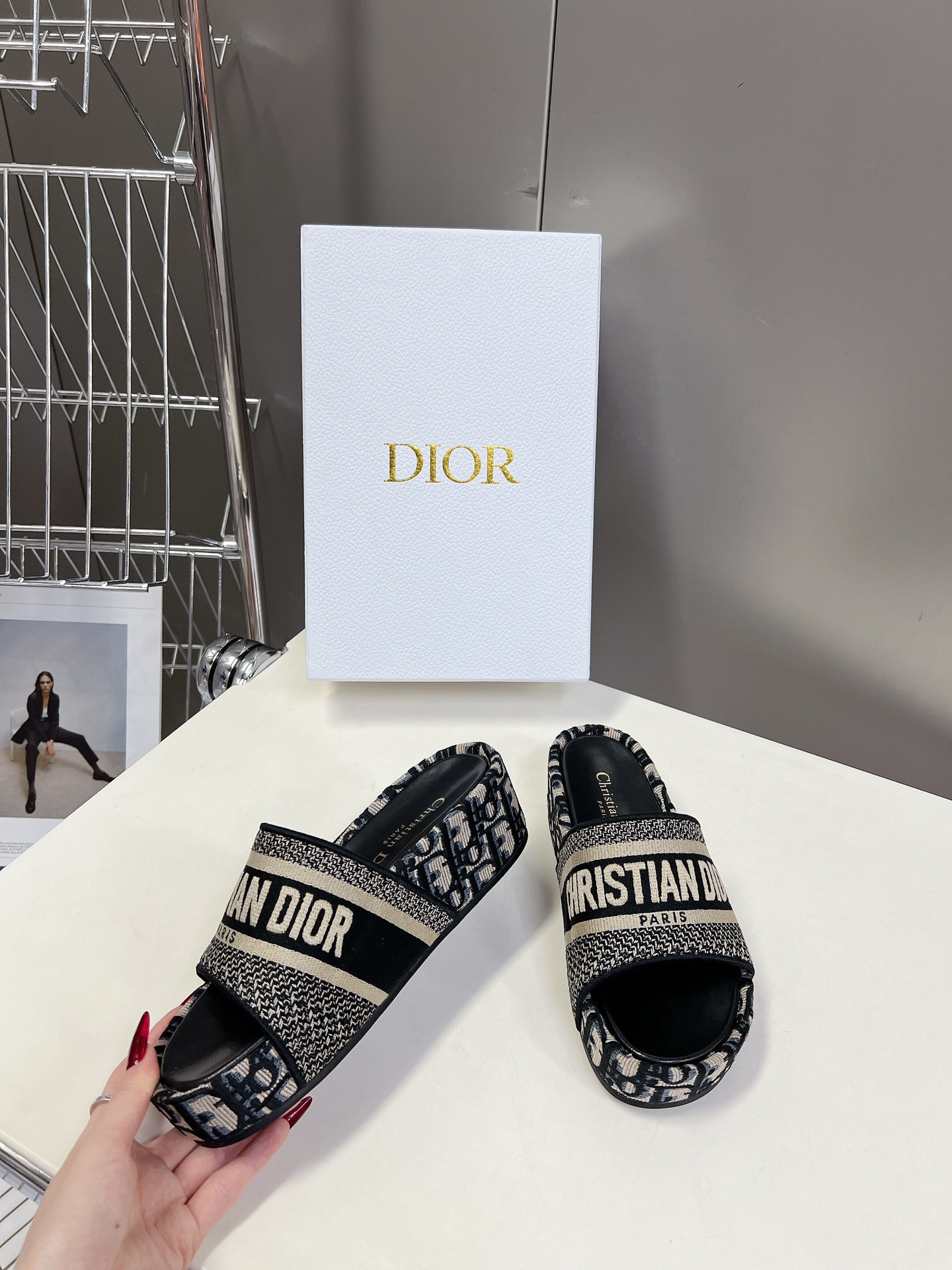 UA D10r Platform Sandals