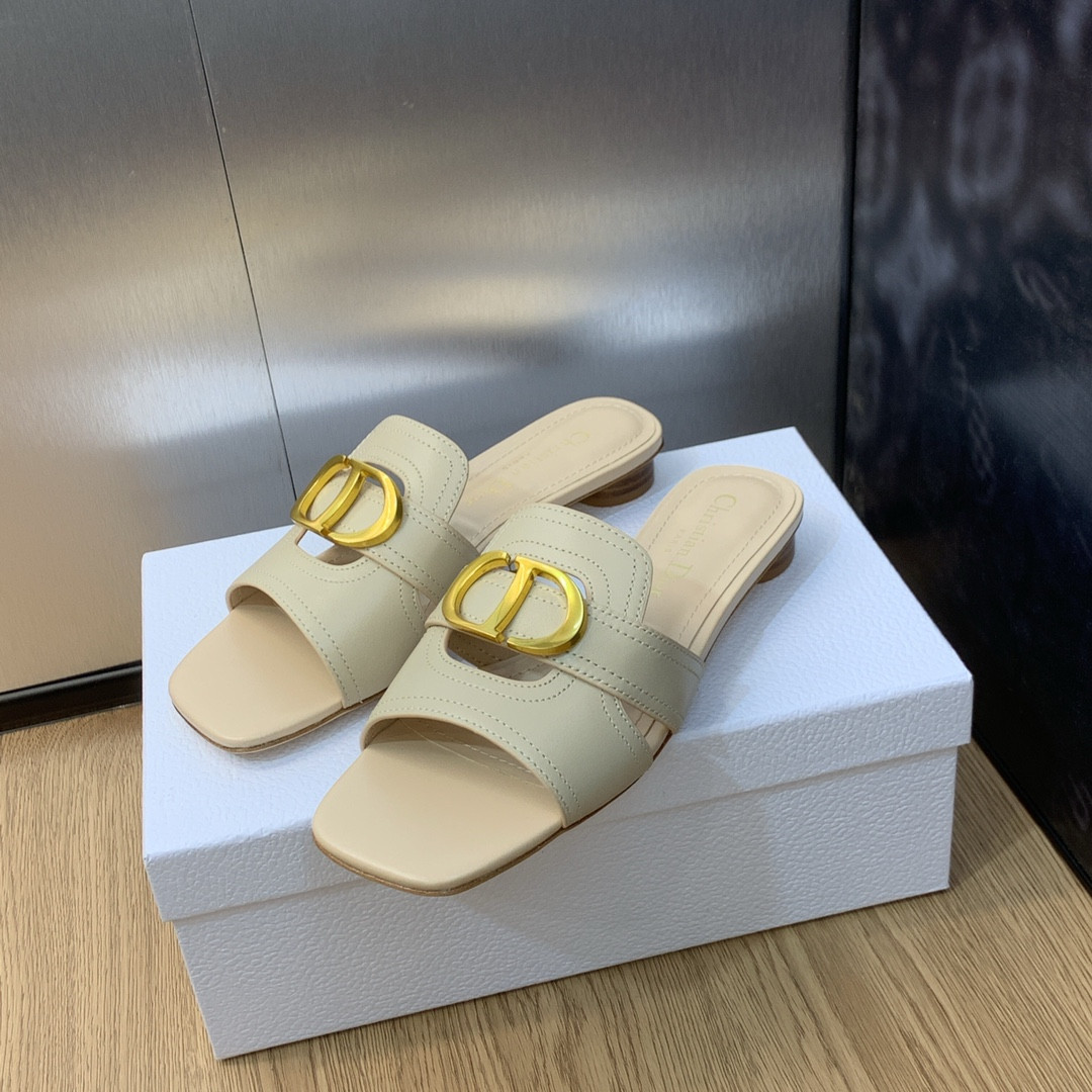 UA D10r 30 Montaigne Slide