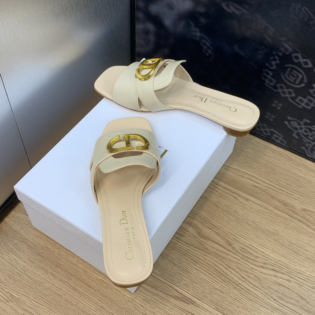 UA D10r 30 Montaigne Slide