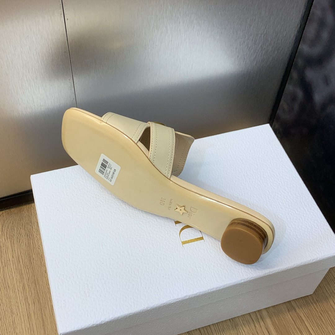 UA D10r 30 Montaigne Slide
