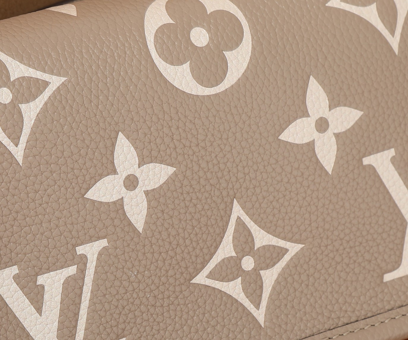 LV Nano Diane M83300 7.5 x 4.1 x 2.4 in