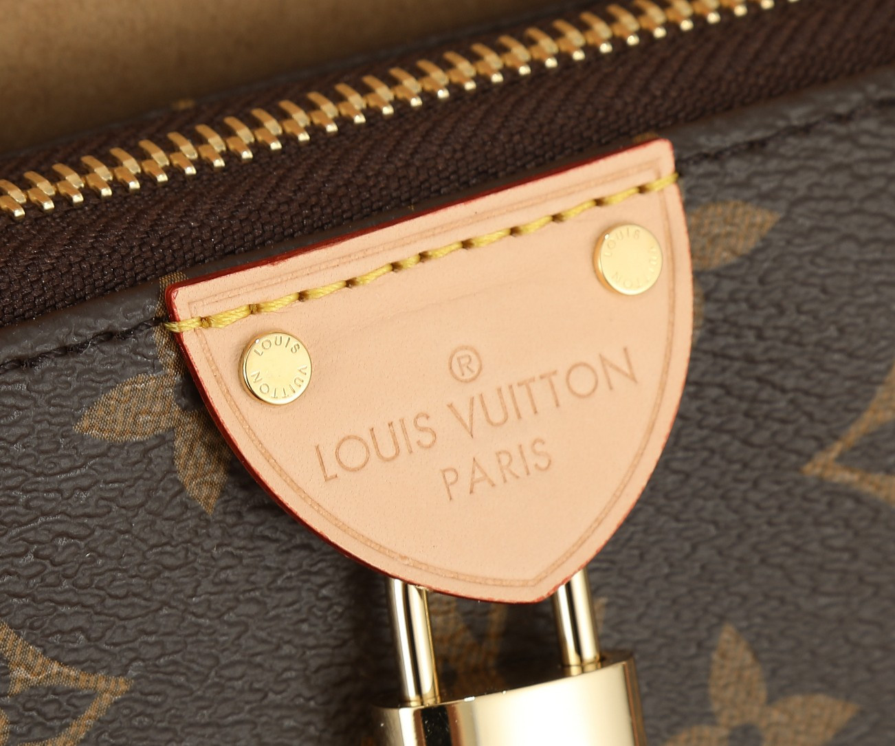 LV Pochette Tirette M12859 8.7 x 4.7 x 2.2 in