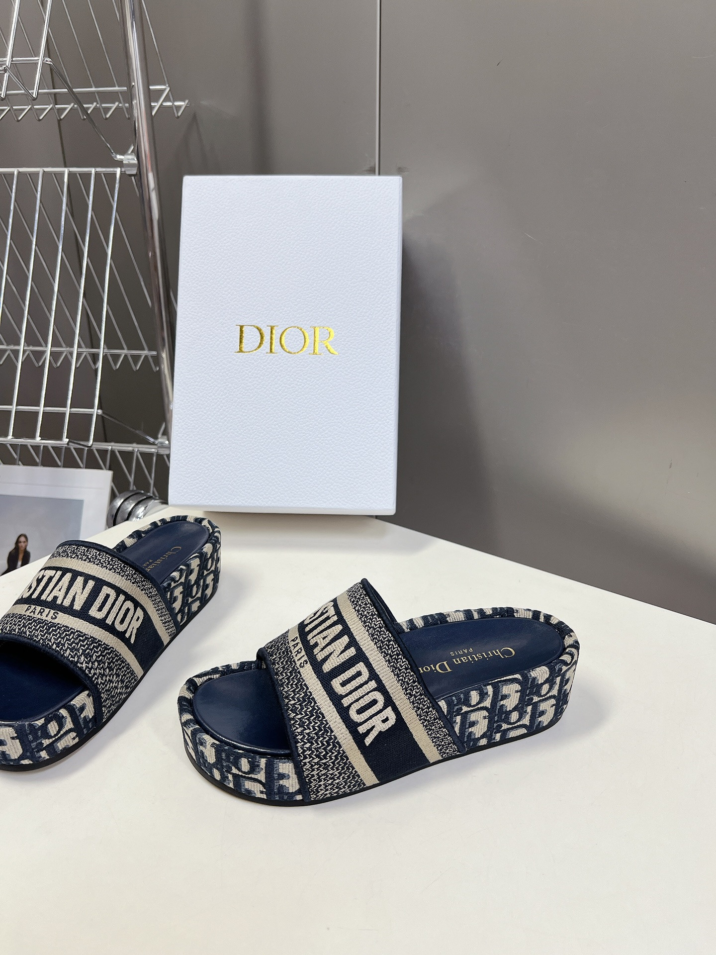 UA D10r Platform Sandals