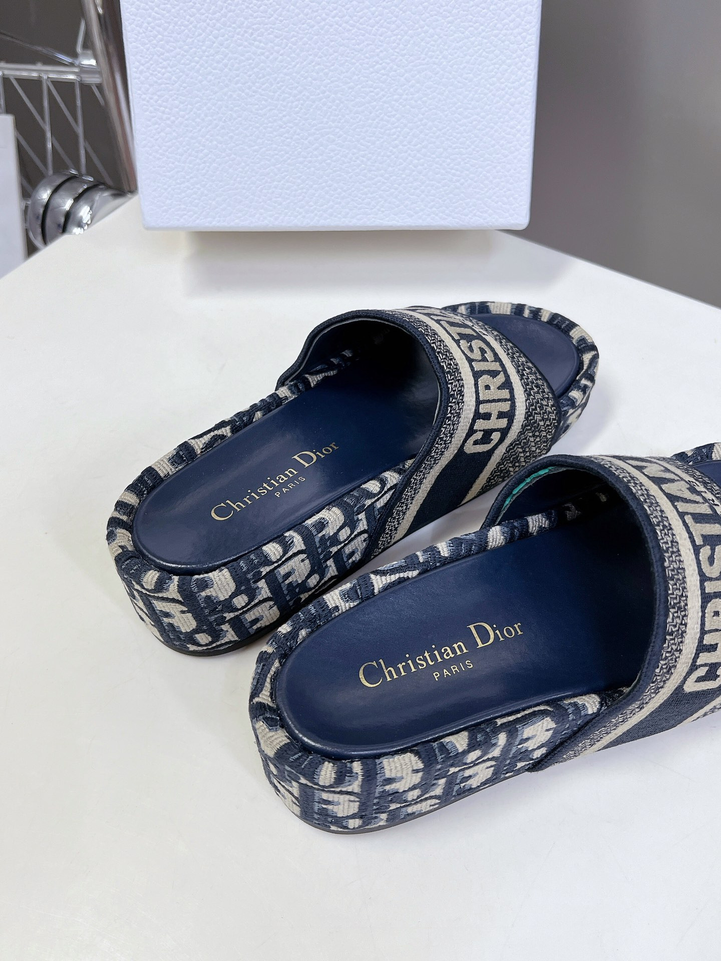 UA D10r Platform Sandals
