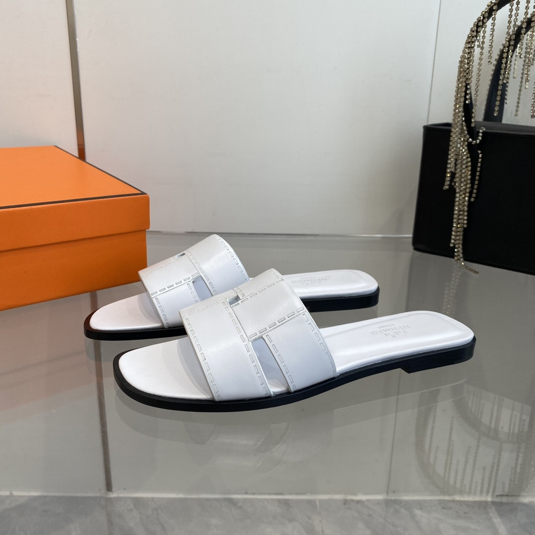 UA H**me5 Idioma sandal