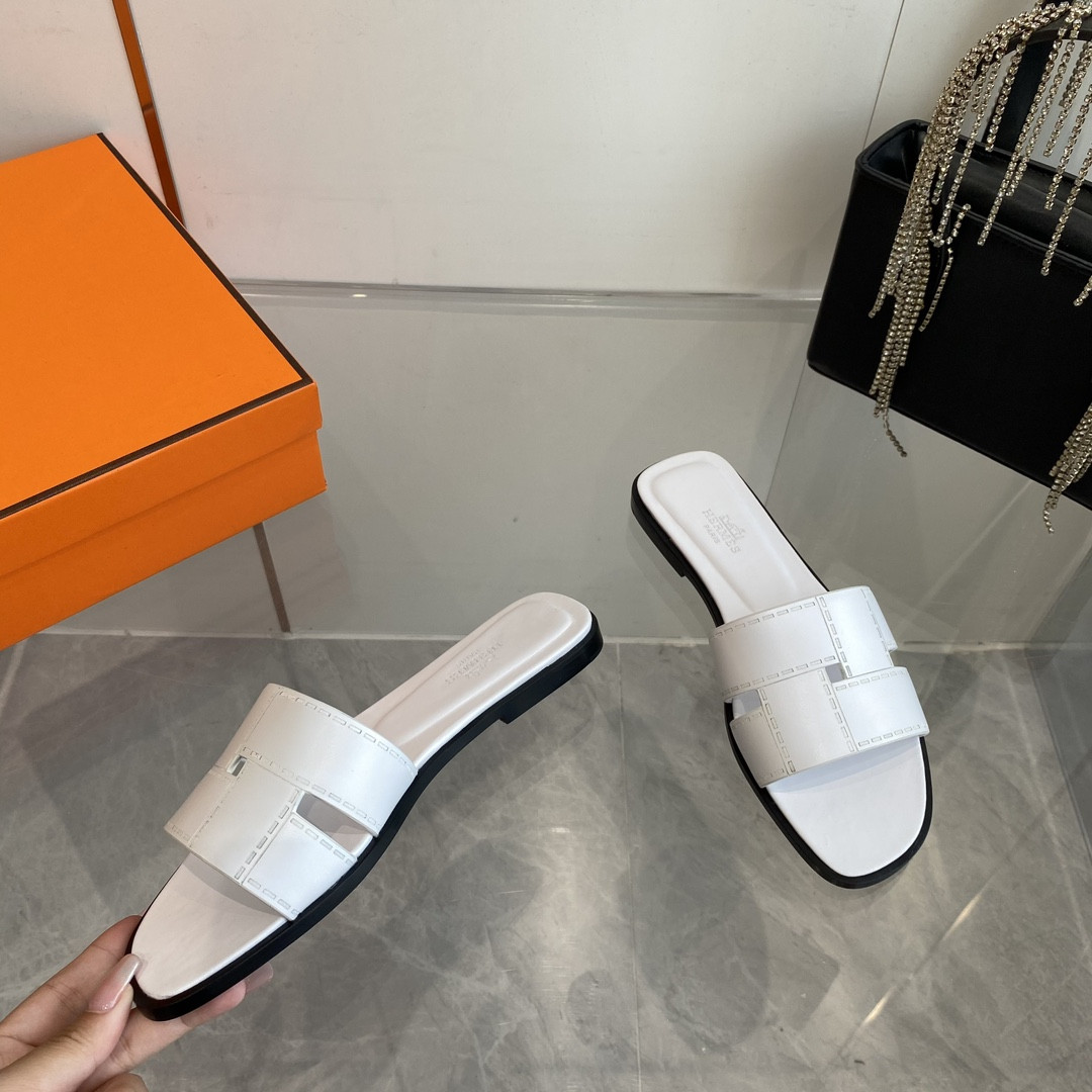 UA H**me5 Idioma sandal