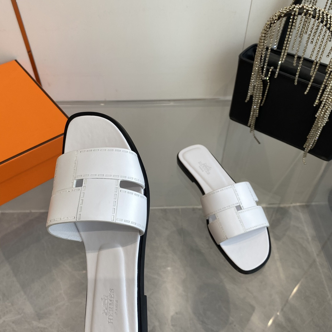UA H**me5 Idioma sandal