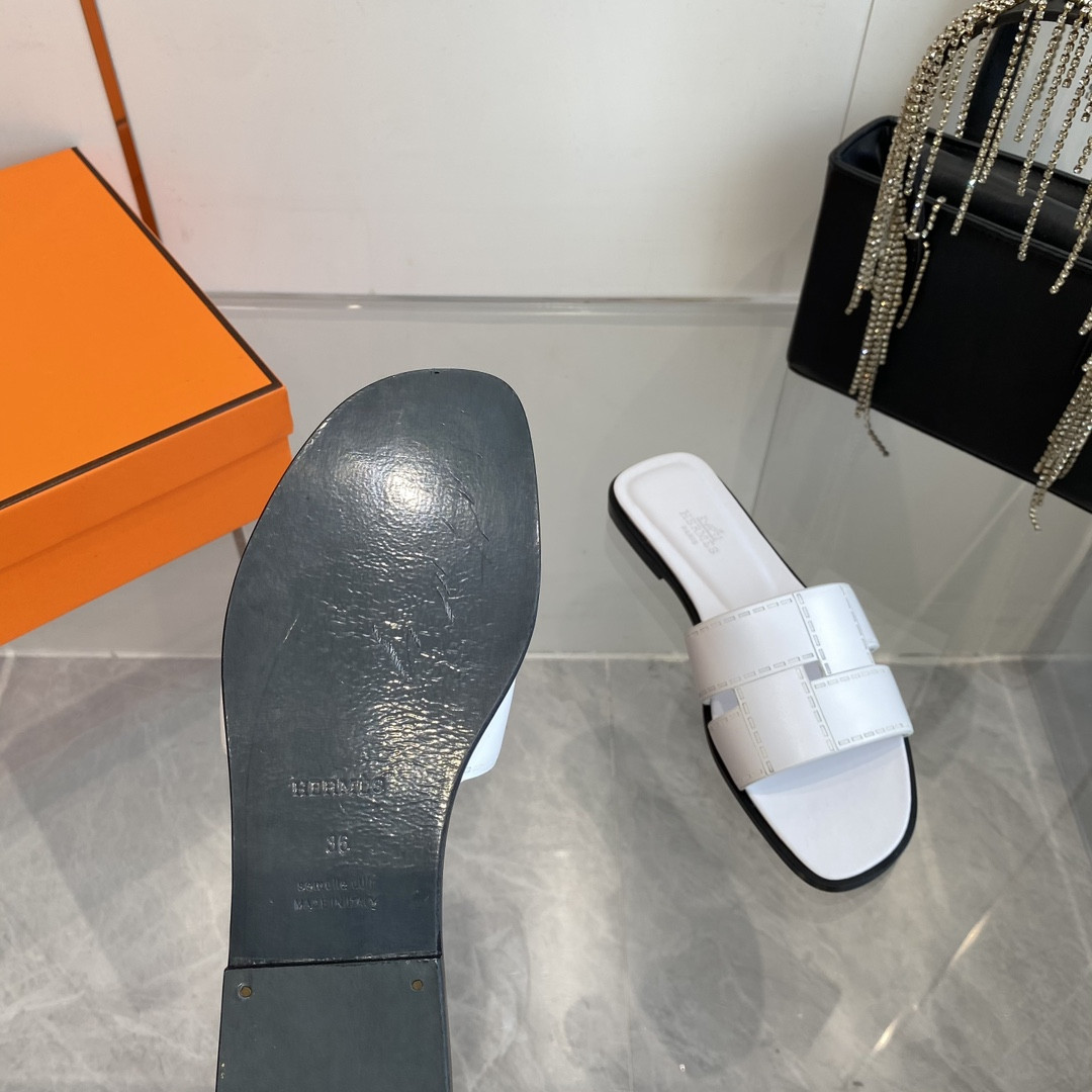 UA H**me5 Idioma sandal