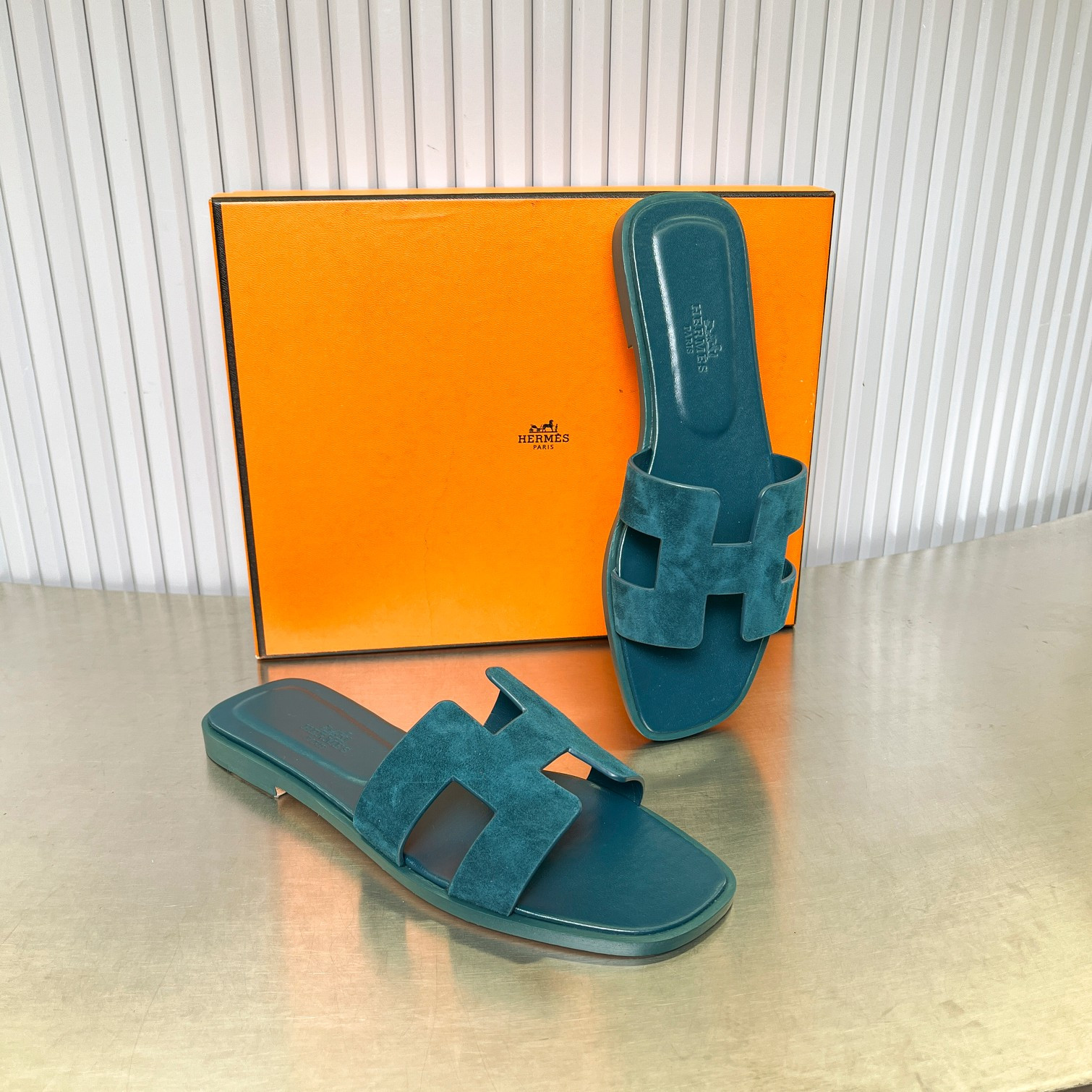 UA H**me5 Oran sandal
