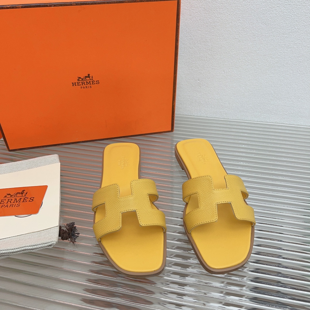 UA H**me5 Oran sandal