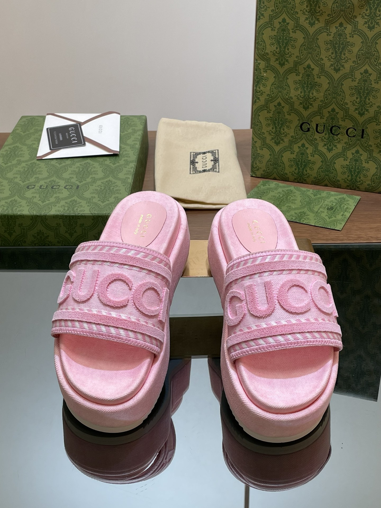 UA Gvc*1 SLIDE SANDAL WITH Gvc*1 SCRIPT