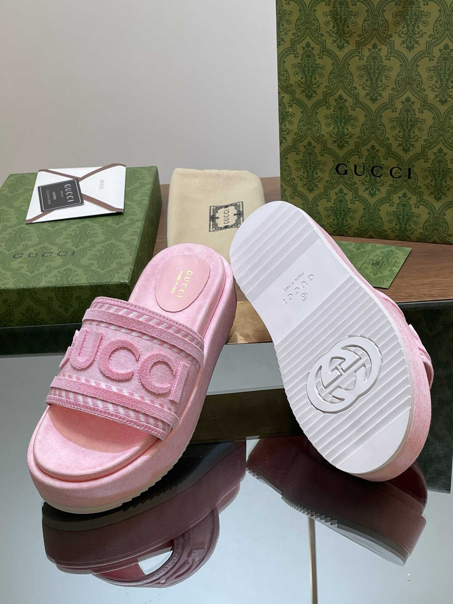 UA Gvc*1 SLIDE SANDAL WITH Gvc*1 SCRIPT