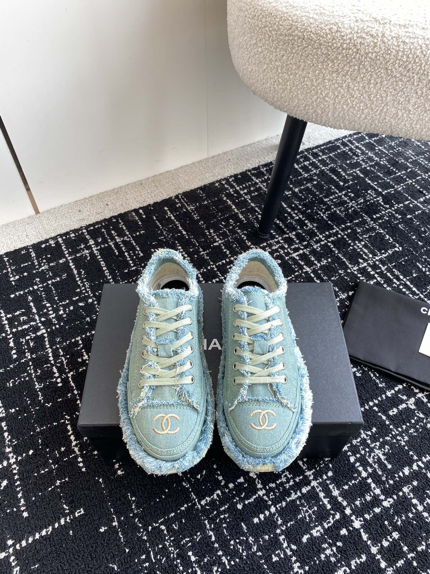 UA Ch**el SNEAKER