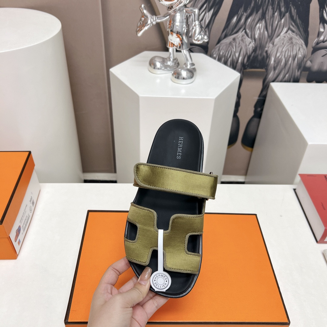 UA H**me5 Chypre sandal