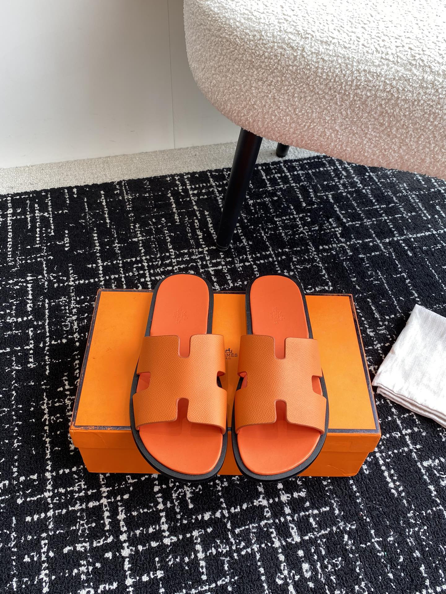 UA H**me5 Izmir sandal