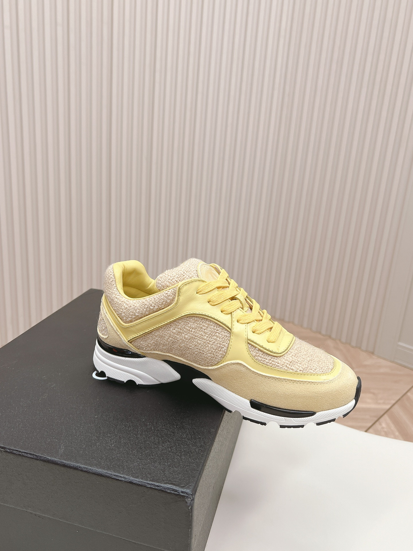 UA Ch**el SNEAKER