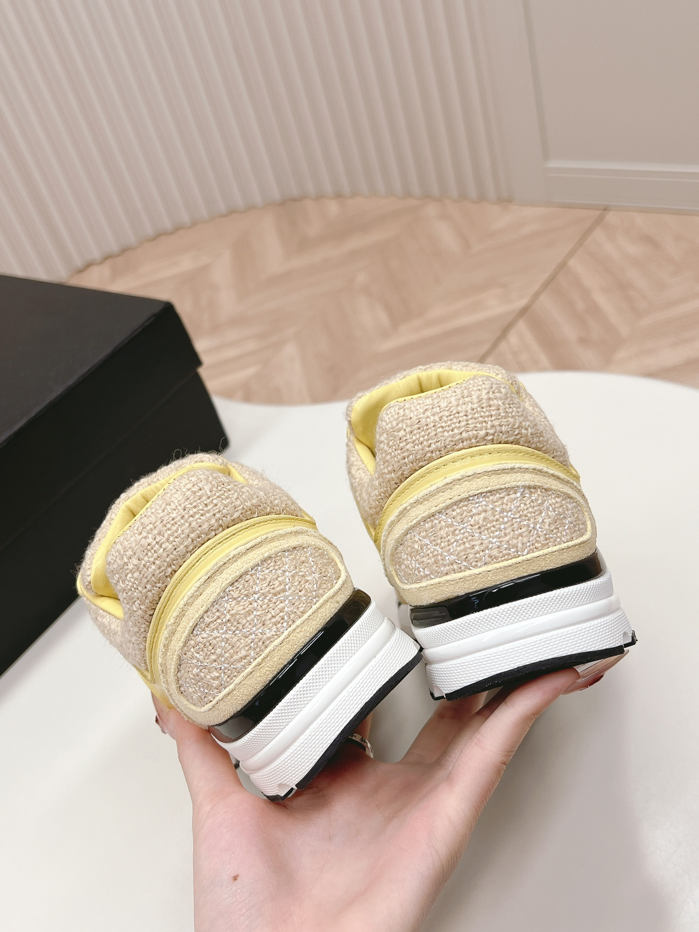 UA Ch**el SNEAKER