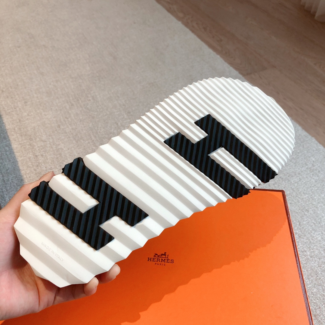 UA H**me5 Electric sandal